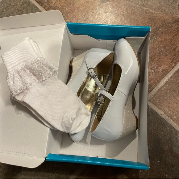 BUNDLE Girls white dress shoes with 2 pairs of socks and box - Picture 11 of 13